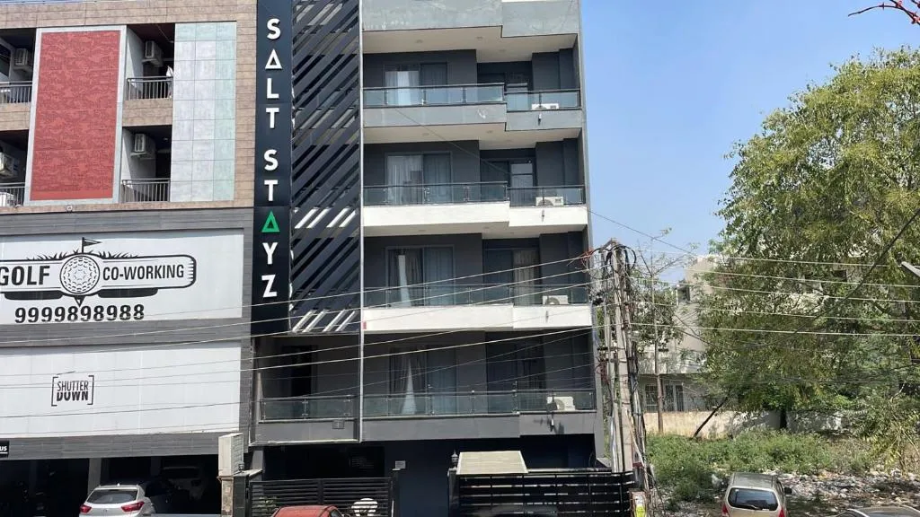Saltstayz Express - Golf Course Road & DLF Phase-1，位于古尔冈的酒店