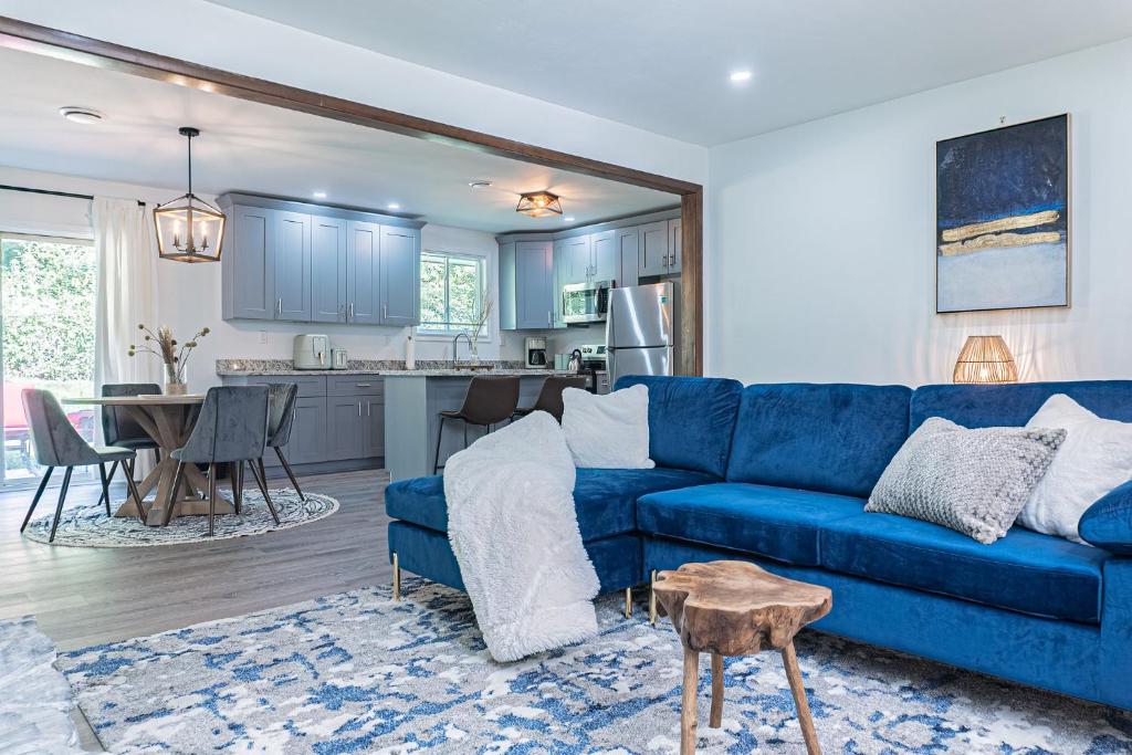 Charming Modern Home, Snellville