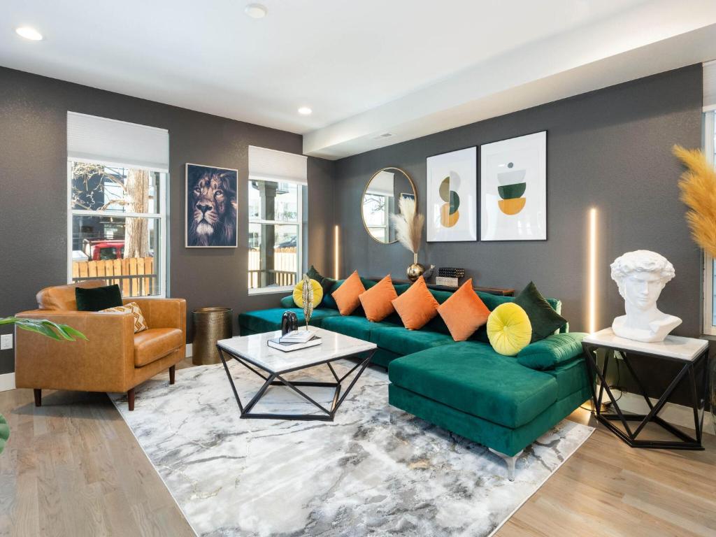 Stunning 3BD 3.5 BA - 10 Min to Downtown! Garage!, Denver