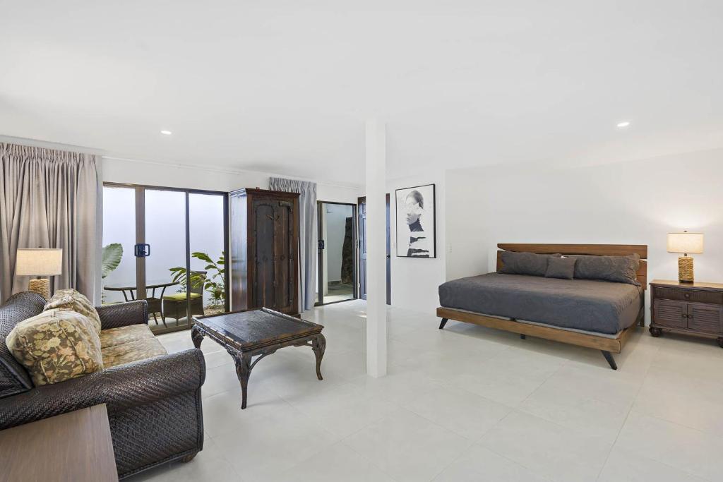Playa Potrero - beachfront Villa, big private pool - Casa Bella Catalina
