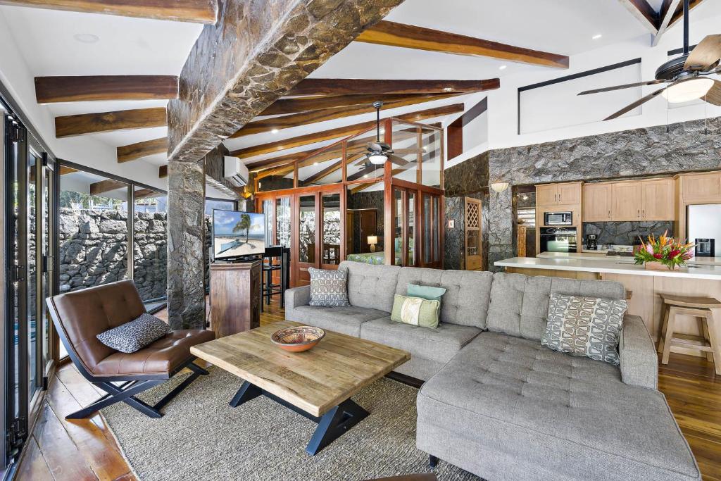 Shared lounge/TV area, Playa Potrero - beachfront Villa, big private pool - Casa Bella Catalina in Potrero