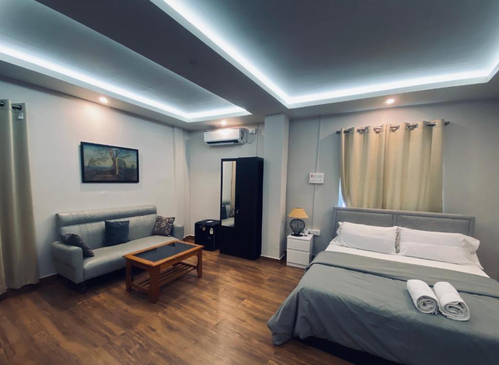 SunsetHomes A luxurious studio apartment photo