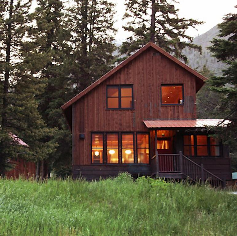 Lamar Valley Cabins