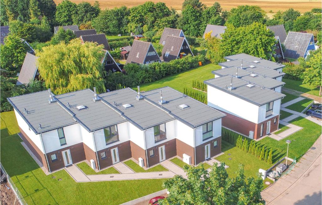 Baltic Village, Damp