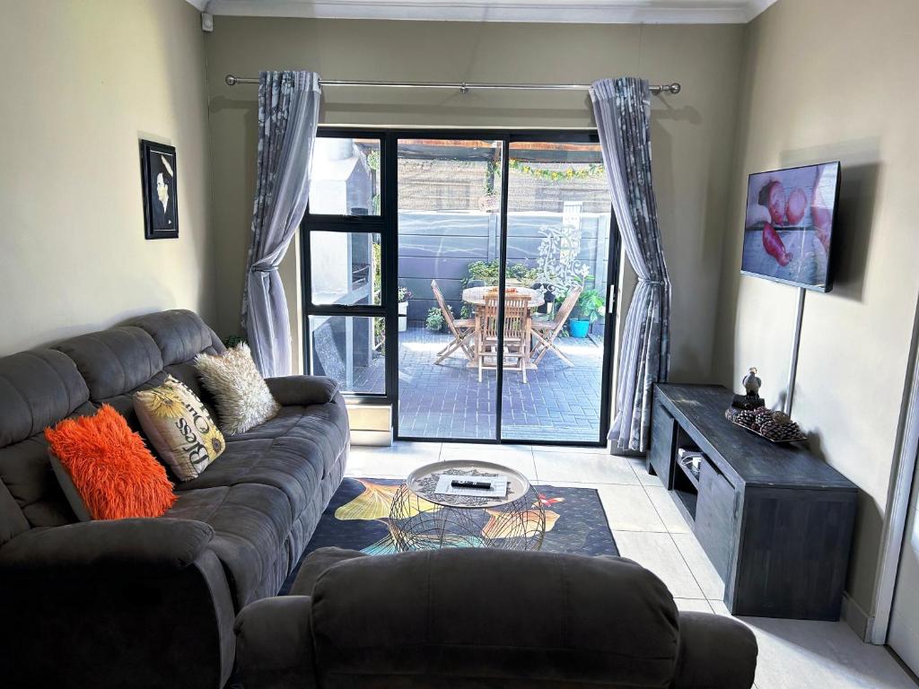 Cosy Family Home with BBQ Area and Stunning Patio, Кейптаун