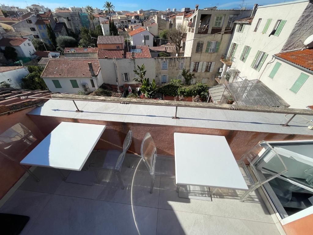 Rue Guillaumont heart of old Antibes - 4