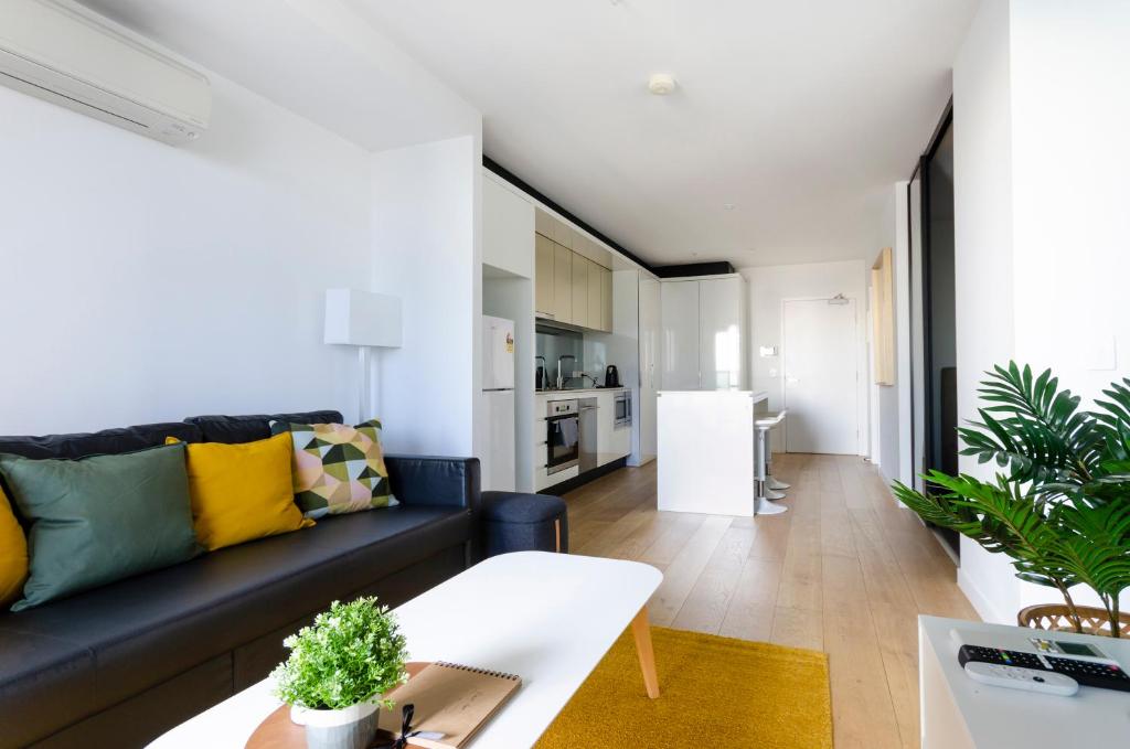 2BR CBD pad, city views, free parking, pool, gym, Melbourne