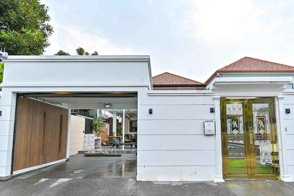 Exquisite 4bd 4 bth Villa with Pool Central Pattaya photo