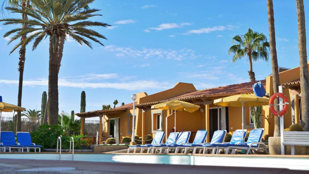 Bungalows Los Almendros - Exclusive Vacation Club — Hotel building in Playa del Ingles, Canary Islands