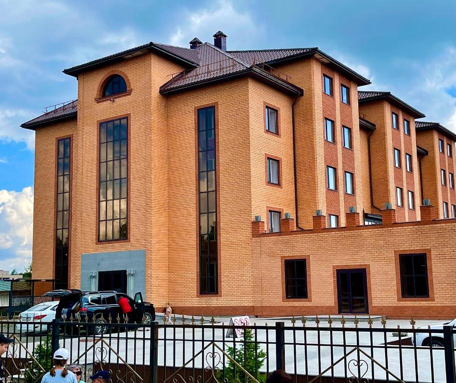 1. Hotel Gl..