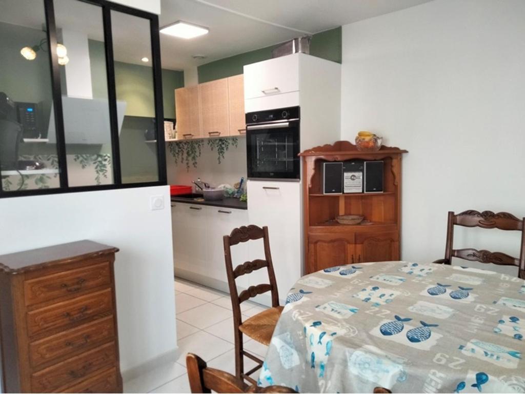 Maison rénovée T3 au calme, proche plage, marché et commodités, avec cour et Wifi inclus - FR-1-331-222 - 2