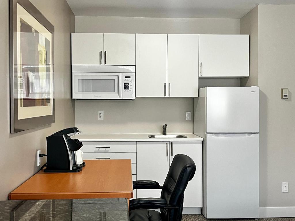 Kitchen, Anavada Inn & Suites - Prince George in Prince George (BC)