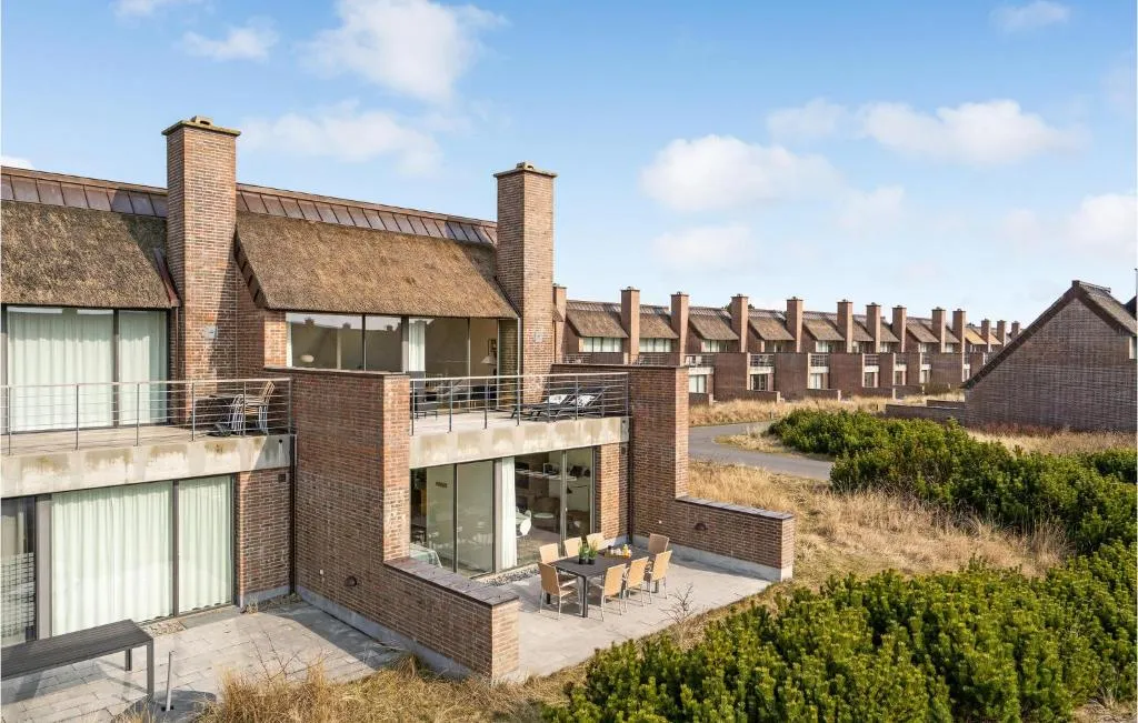 2 Bedroom Cozy Home In Rømø，位于森讷比的酒店