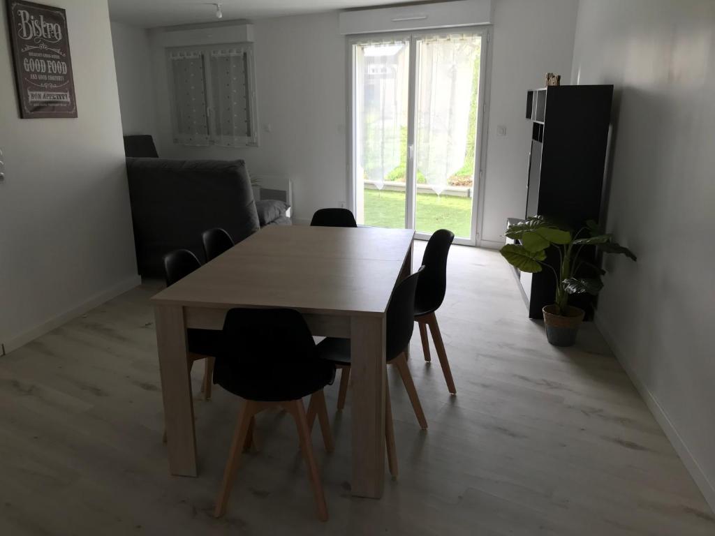 Appartement numéro 4 ou numéro 8, Savigné-lʼÉvêque