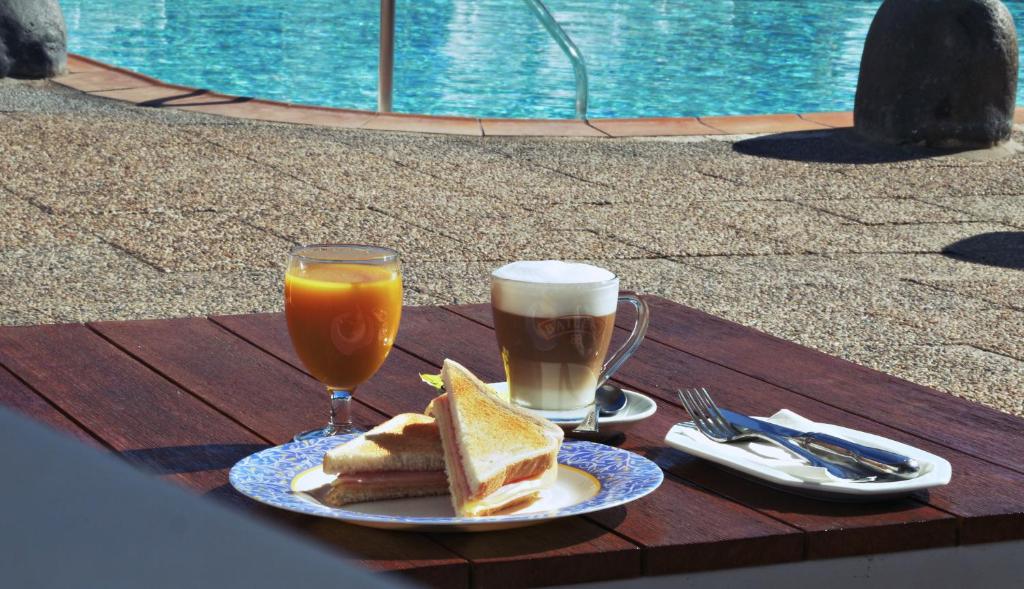 Bungalows Los Almendros - Exclusive Vacation Club — Restaurant & bars in Playa del Ingles, Canary Islands