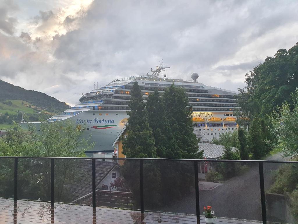 Olden Panorama Apartments - Fjord view - High Standard photo