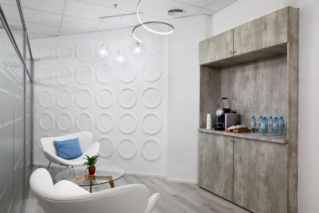 Front desk [24-hour]