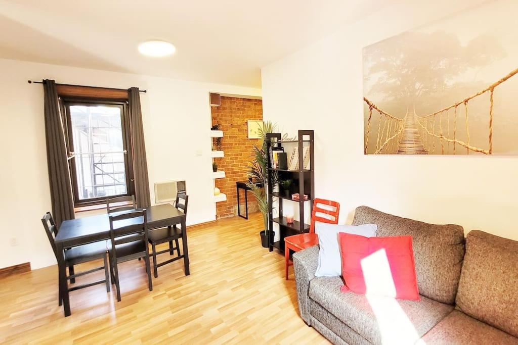 The Modern & OldSchool Condo in Downtown Montreal in Montréal, Canada