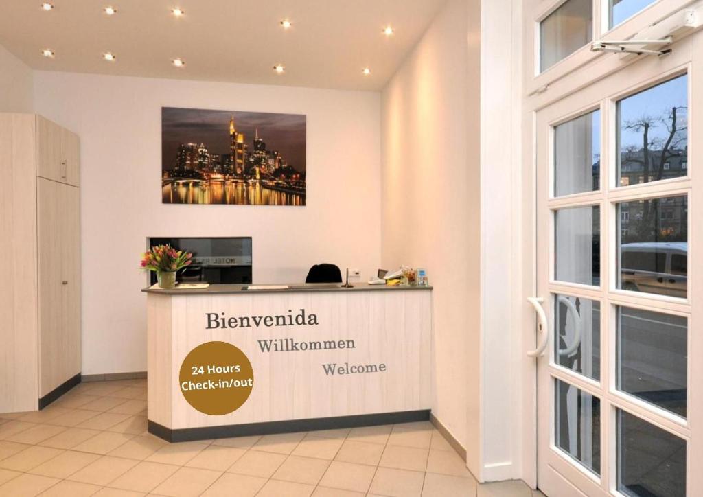Hotel Apadana Frankfurt photo