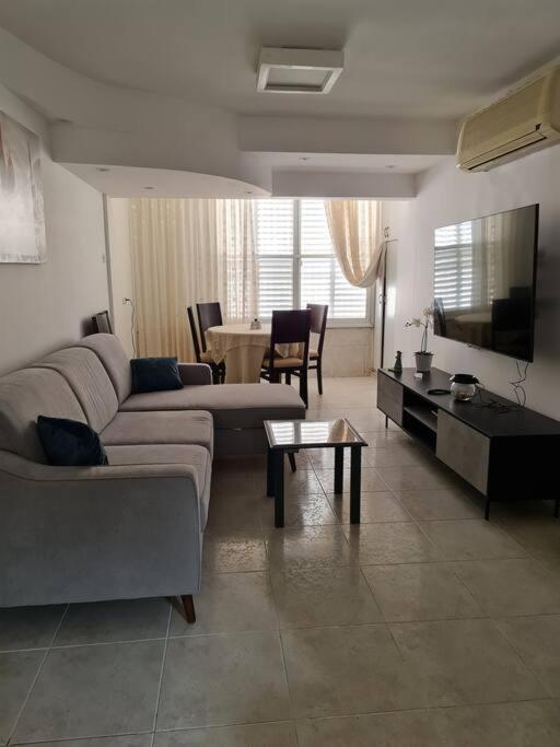 Lovely Apt Close to Beach, Naharija