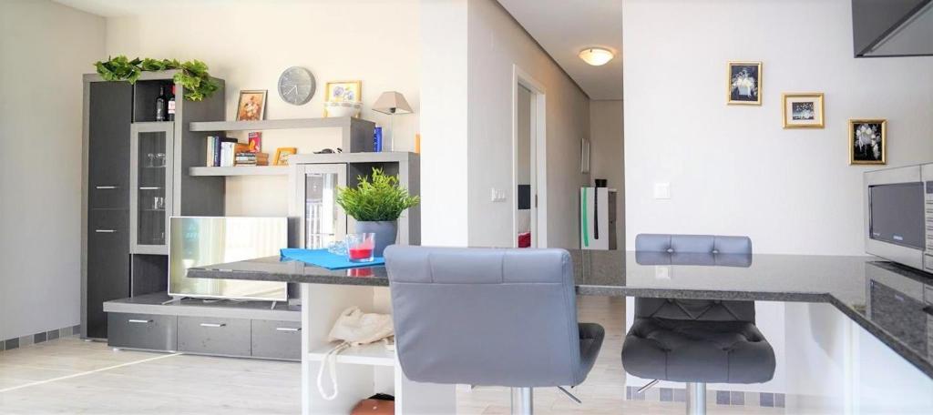 Three bedroom top apartment by the beach - 4