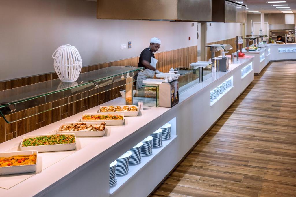 Hotel Oasis Park Splash — Restaurant & bars in Calella, Catalonia