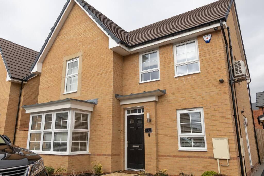 5 Swiftsure - Stunning 4 Bed Home, free parking, Milton Keynes