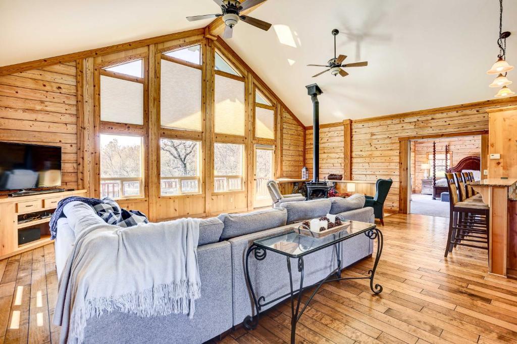 Spacious Mariposa Cabin with Deck and Private Hot Tub!