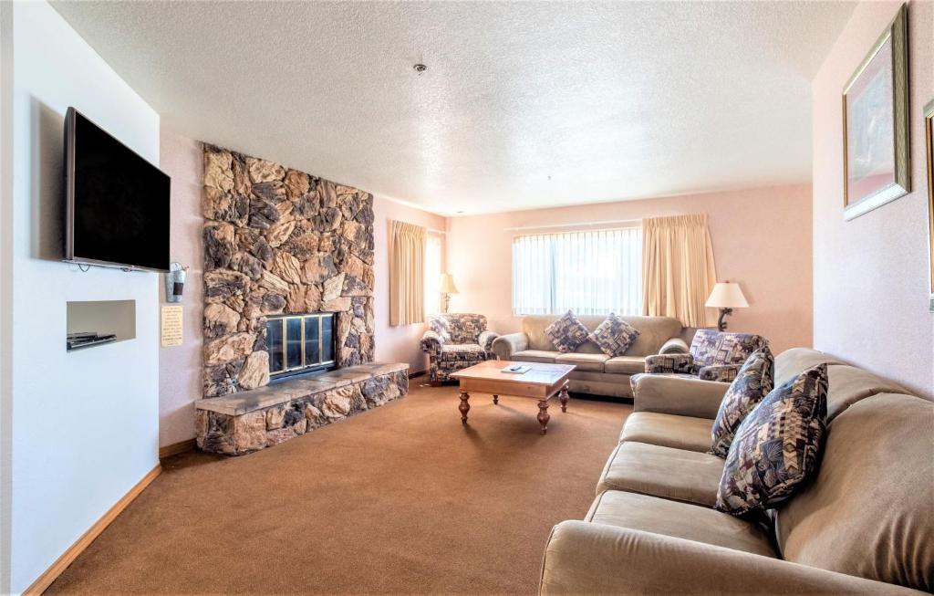 Big Bear Lake Lagonita Lodge room