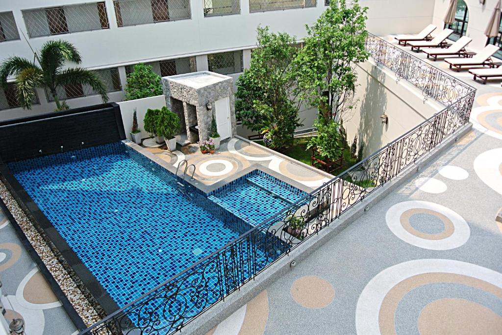 Swimming pool, SN Plus Hotel in Pattaya