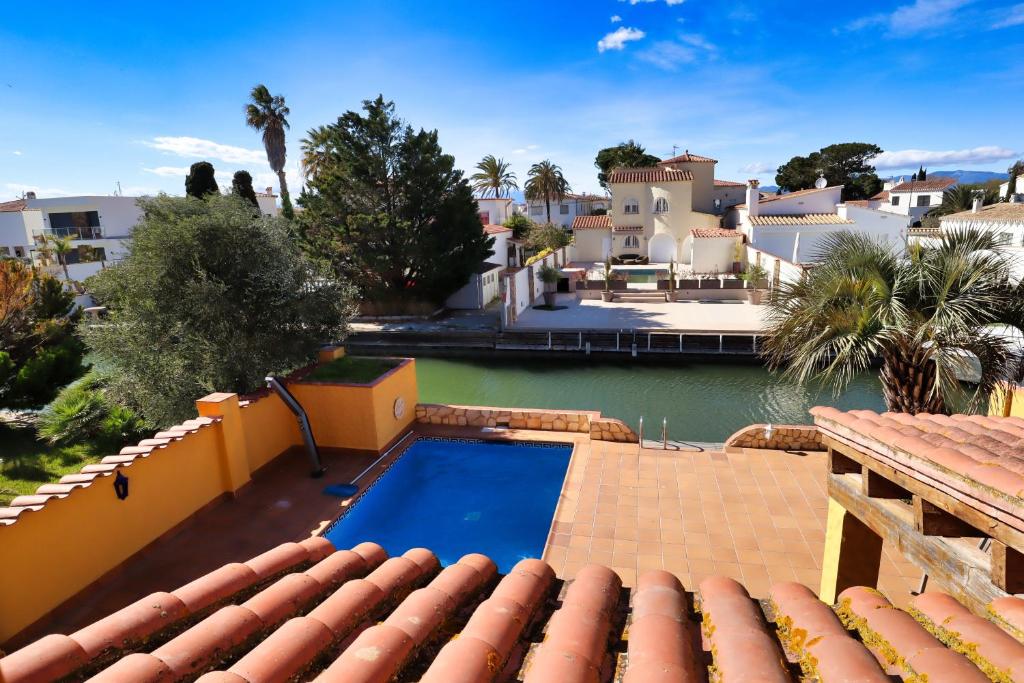 Ampuriahome Villa hosting 15, pool & mooring - 3