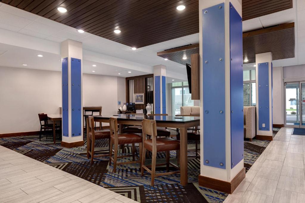 Holiday Inn Express And Suites Brighton photo