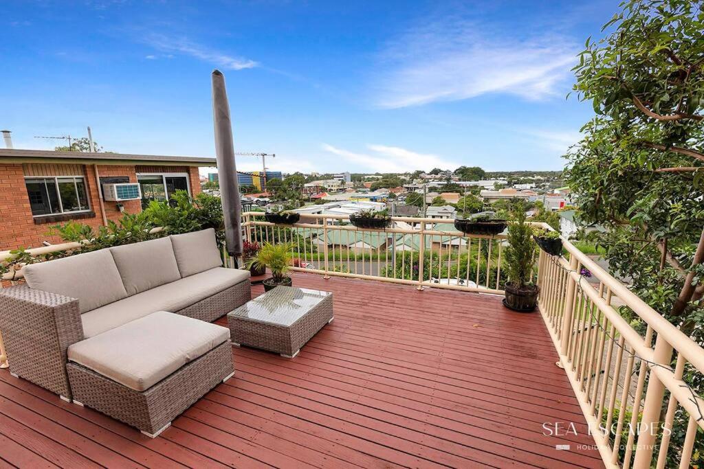 Panoramic Sunrise Views - Charming 2BR Flat