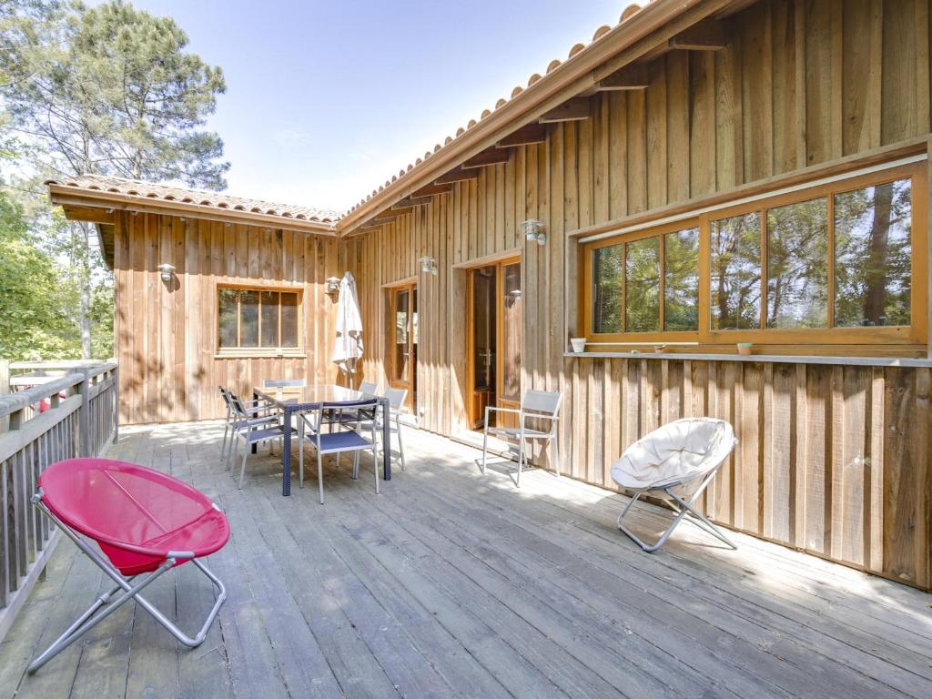 Belle villa en bois 6 personnes avec terrasse et Wi-Fi à Biscarrosse - FR-1-521-71 - 1