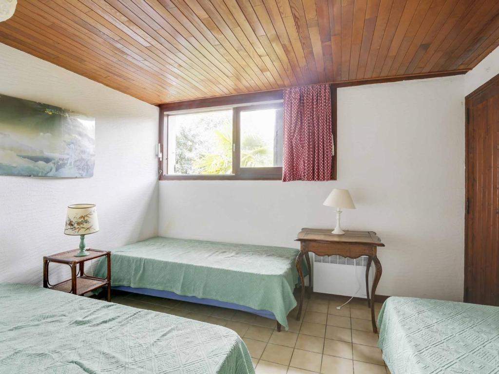 Maison atypique 7 pers, 2 terrasses, cheminée, à 1,5 km des plages et centre - FR-1-521-143 - 2