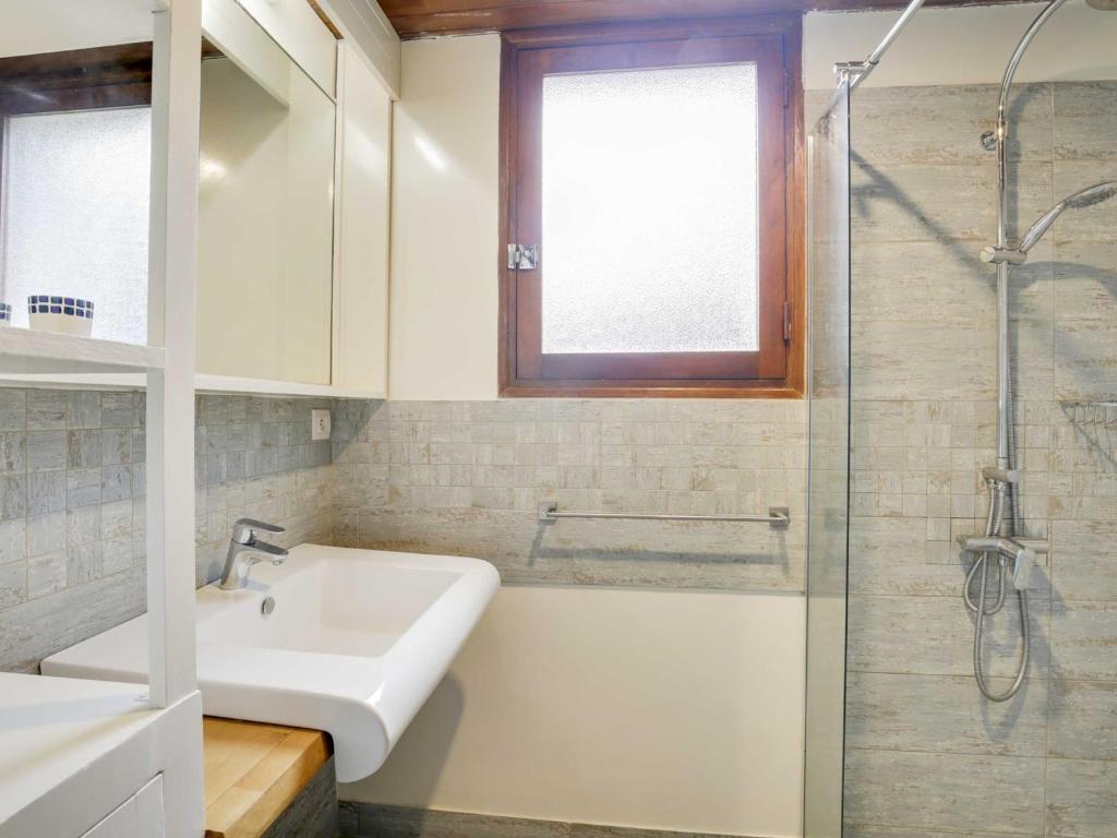 Maison atypique 7 pers, 2 terrasses, cheminée, à 1,5 km des plages et centre - FR-1-521-143 - 5