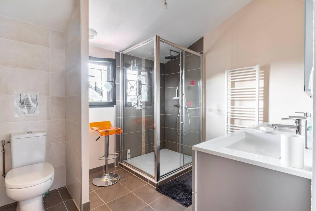 Grande chambre privee avec salle de bain et WC 전경