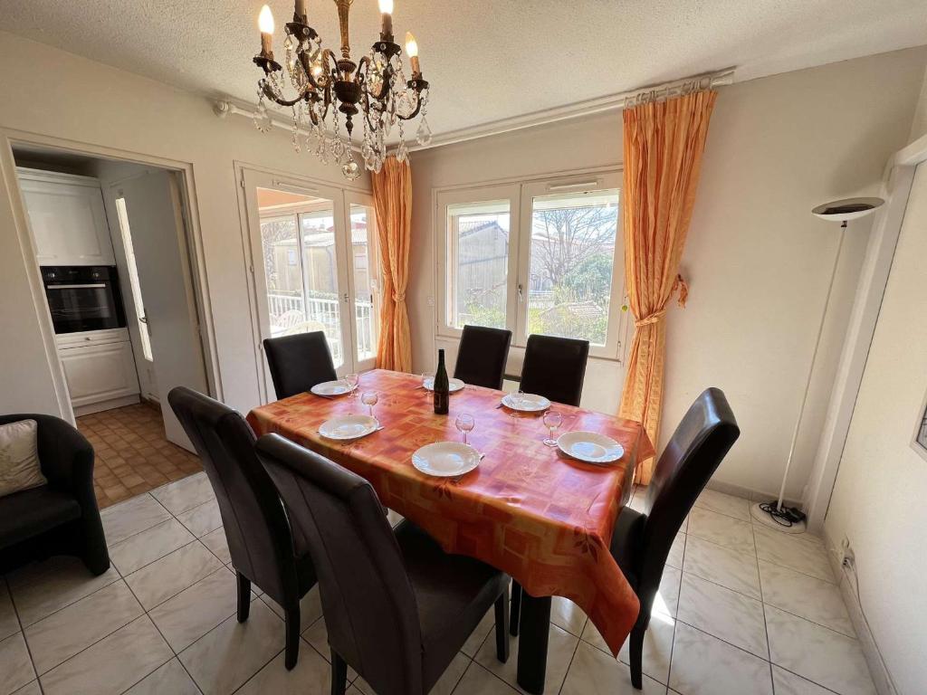 Appartement T3 Climatisé, 2 Chambres, Balcon, Parking, Proche Plage, Lave-linge - FR-1-702-22 - 2