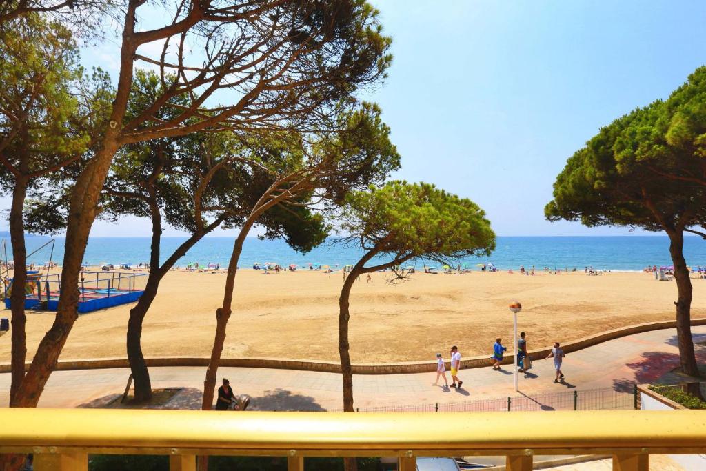 LITORAL COSTA DORADA - PLAYMAR Only families - 1