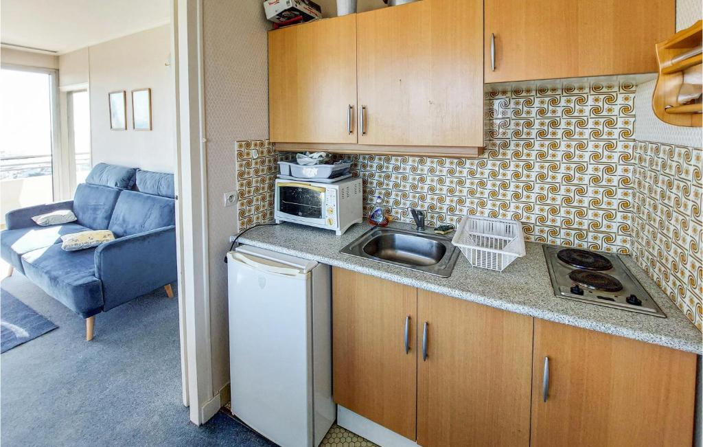 1 Bedroom Gorgeous Apartment In La Baule - 3