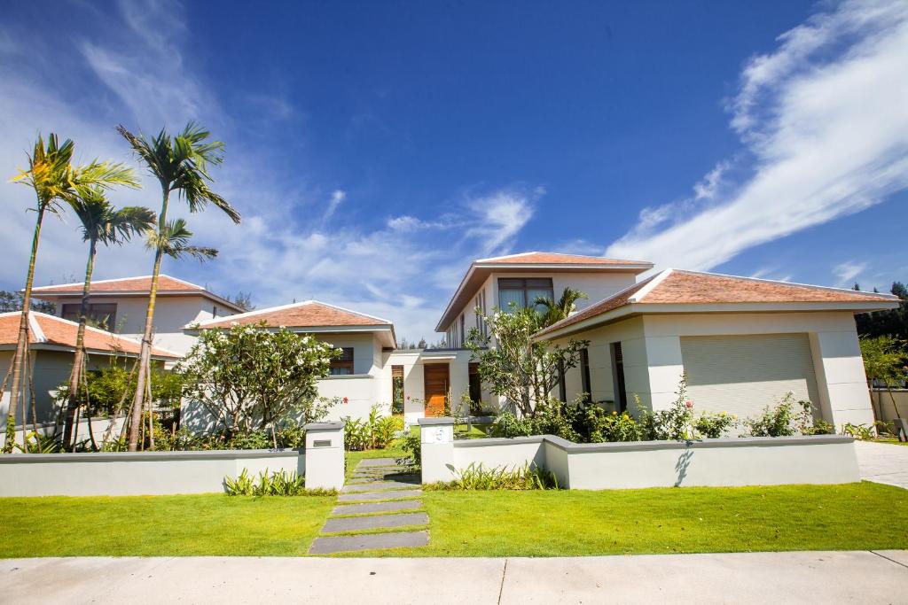 Deluxe Beach Villas by Danatrip