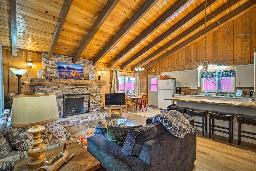 Wrightwood Home with Fire Pit Less Than 1 Mi to Downtown!