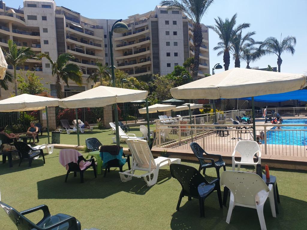 Amazing Apartment in Raanana up to 5 Guests - & Swimming pool - Jacuzzi & Gym, Ra‘ananna