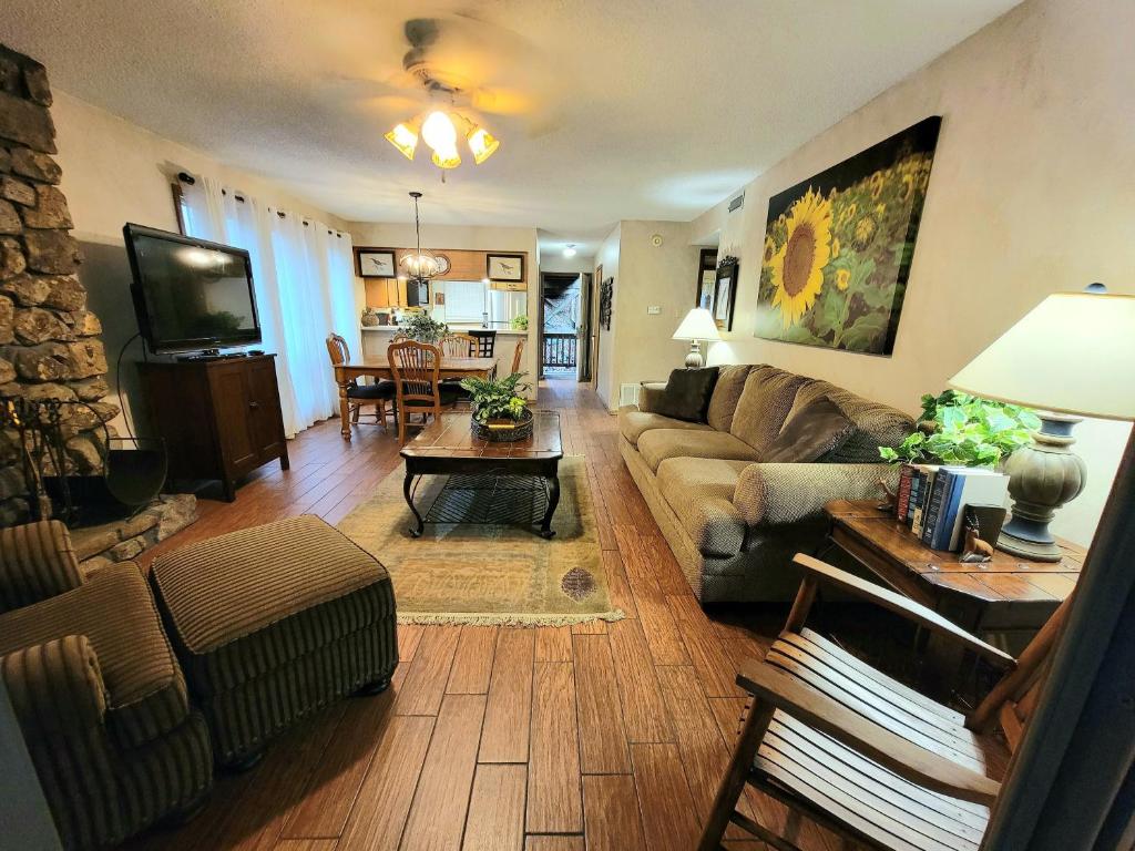 Forest view, log-sided two bedroom, two bath condo on Lake Ouachita, condo, Mount Ida