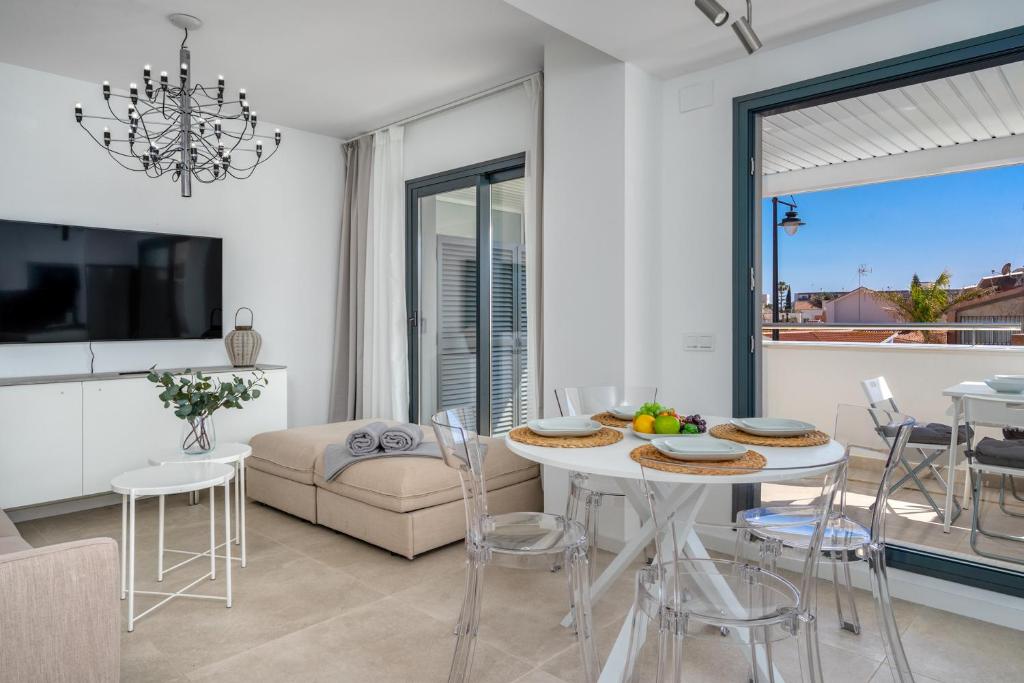 Beachclose apt with pool by Costarentals - Ref 173, Torremolinos