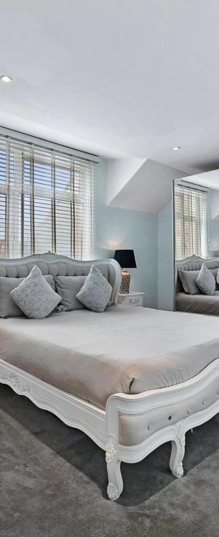 Hampstead Opulence Apartment - Luxurious Split Level Property — Hotel in London