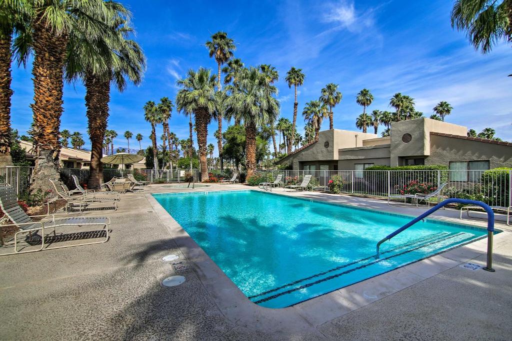 Golf Course View and Pool Access Palm Desert Condo, Palm Desert