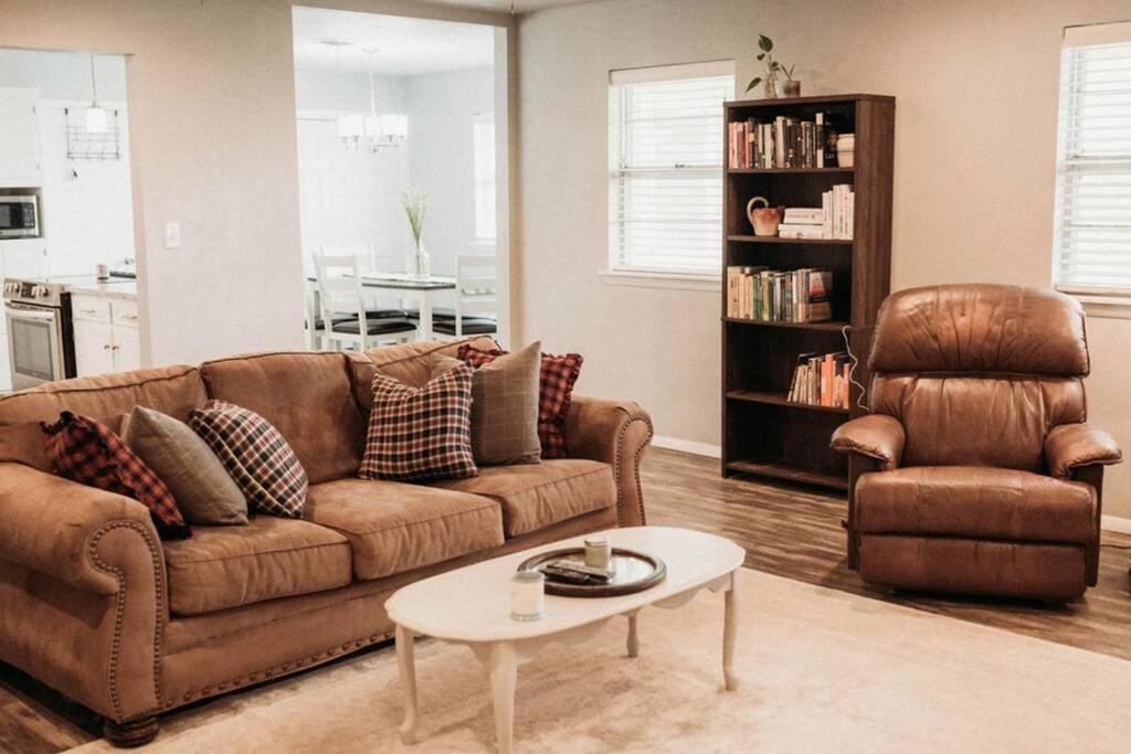 Cozy 3BR/2BA w/ spacious living room +2car garage!