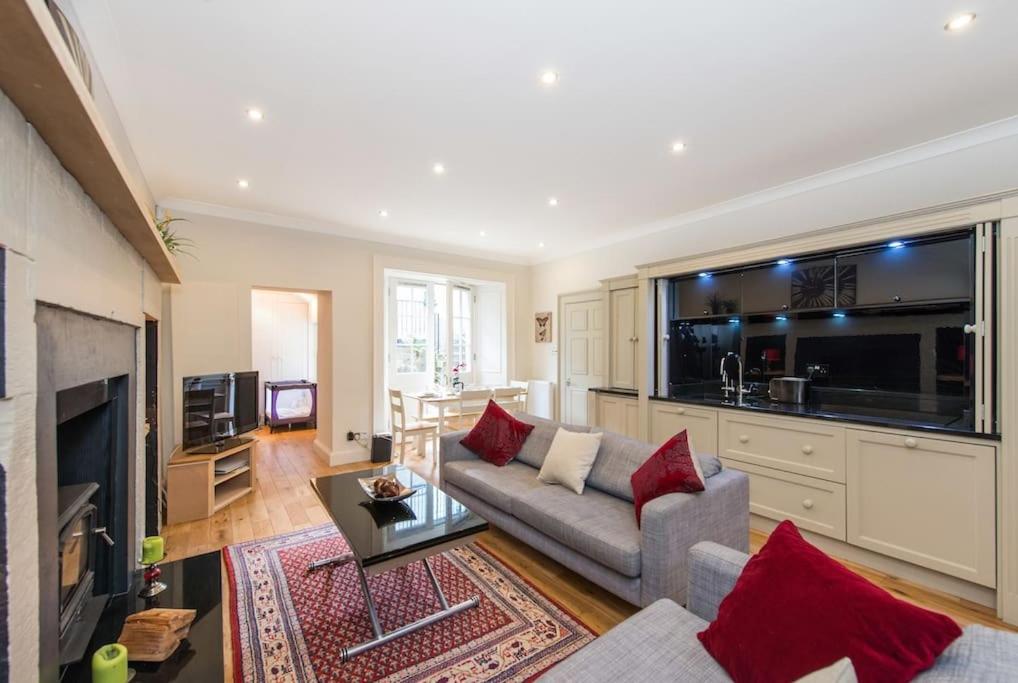self catering , city centre apartment with Parking, Edinburgh