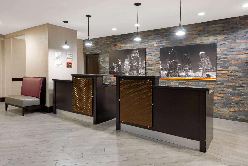 Front desk [24-hour]